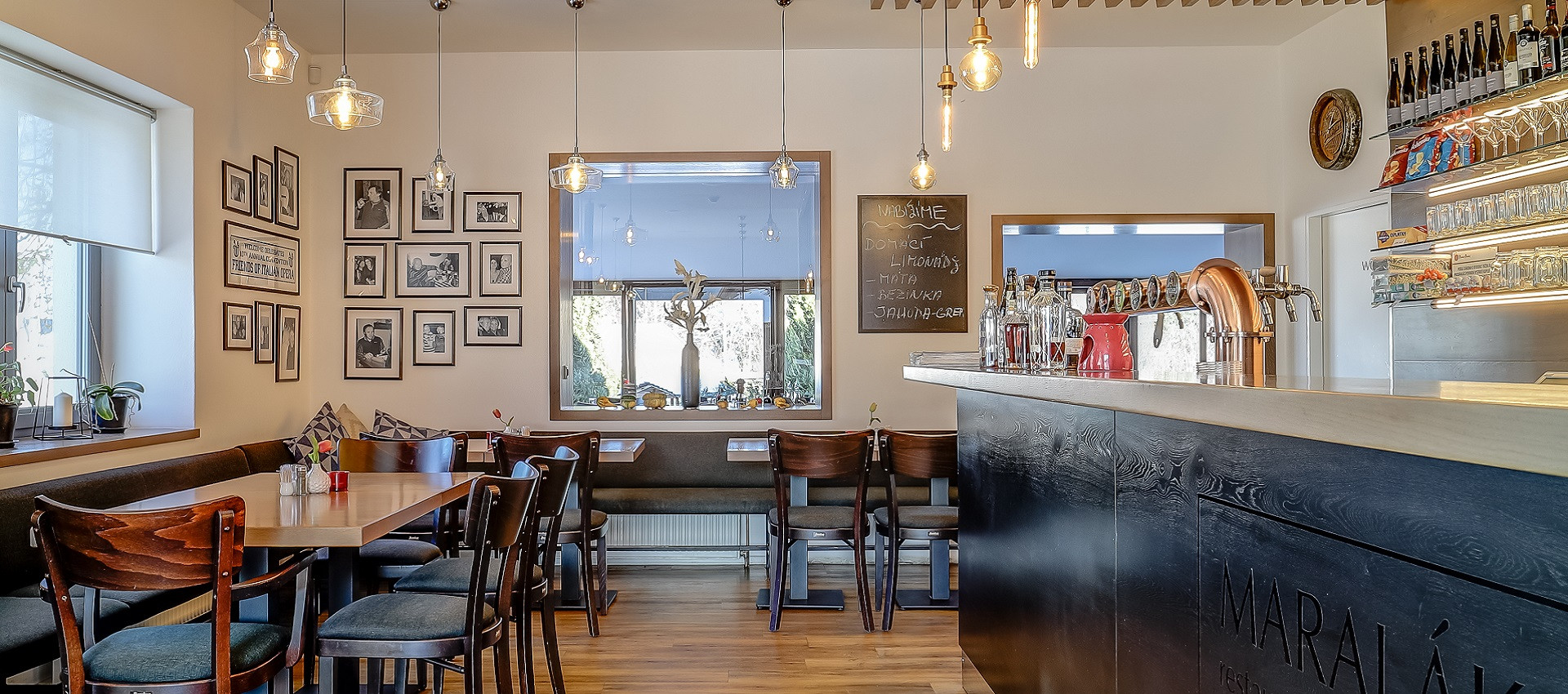Restaurace Maralák — stylový interiér pod horami