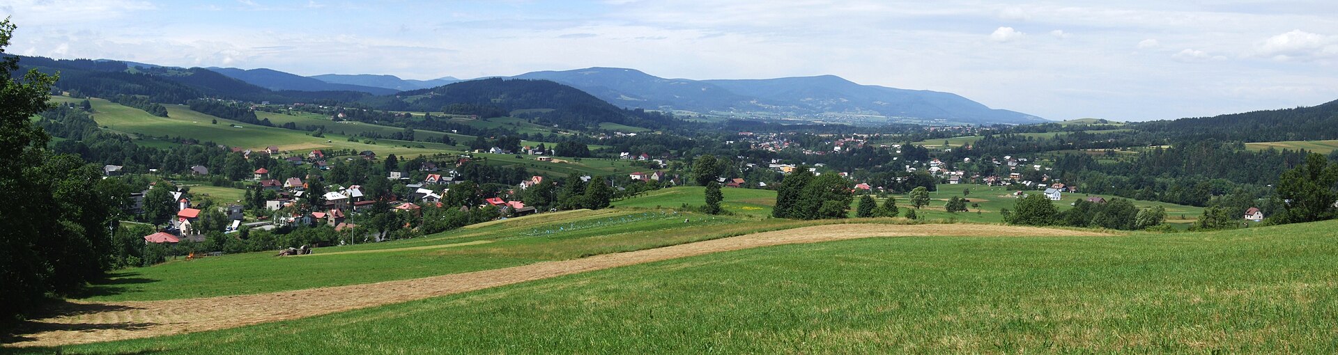 Panorama beskydských hřebenů pod nízkou oblačností